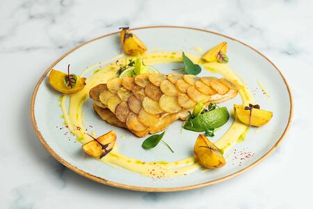 Сибас запеченный с картофелем и сливочным соусом