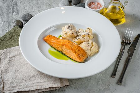 Запеченный лосось с цветной капустой и имбирным соусом