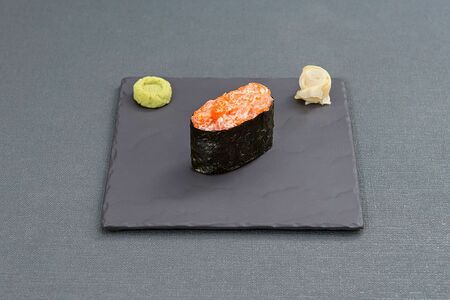 Гунканы с острым соусом