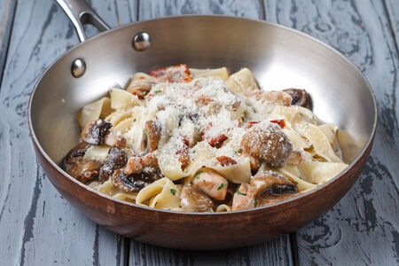 Фетучини с куриной грудкой, вялеными томатами, шампиньонами и сливками