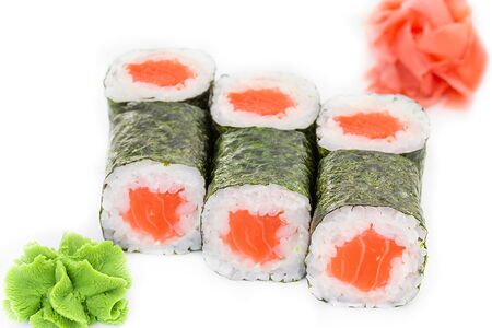 Ролл с копчёным лососем