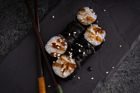 Маки с угрем