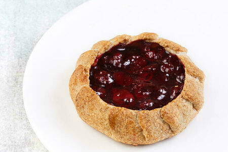 Калитка с вишней