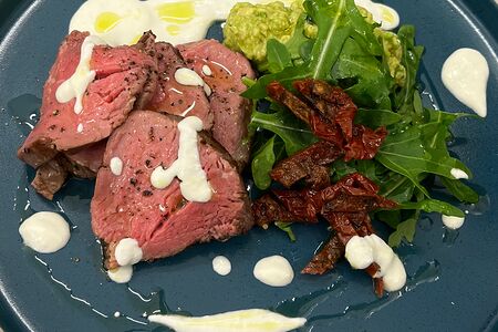 Ростбиф с рукколой и соусом пармезан