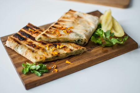 Лаваш с сыром и зеленью на гриле