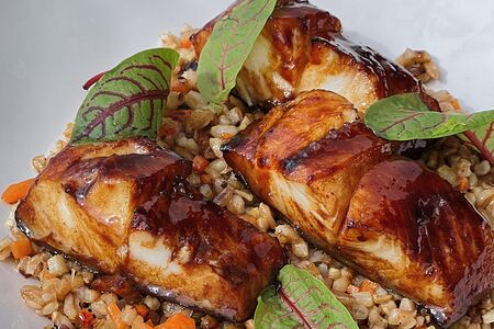 Чёрная треска с зелеными овощами и соусом с щучьей икрой