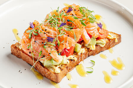 Брускетта со слабосолёным лососем и овощами