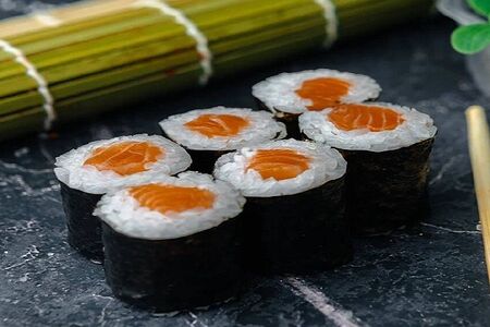 Ролл с лососем