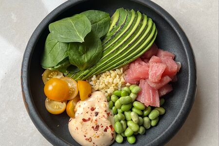 Боул с тунцом и авокадо