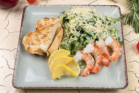 Цезарь с тигровыми креветками