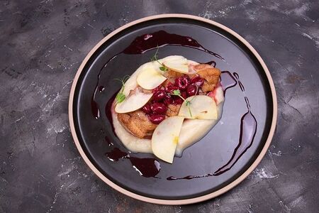 Утиная грудка на фруктовом пюре с пряной вишней