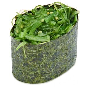 Гункан с водорослями чука