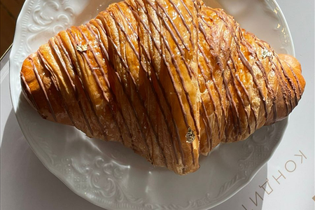 Круассан с вареной сгущенкой