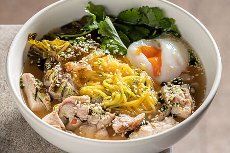 Куриный суп с кукурузной лапшой и капустой кимчи