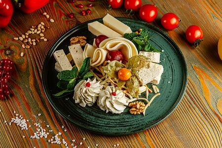 Сырная тарелка по-кавказки