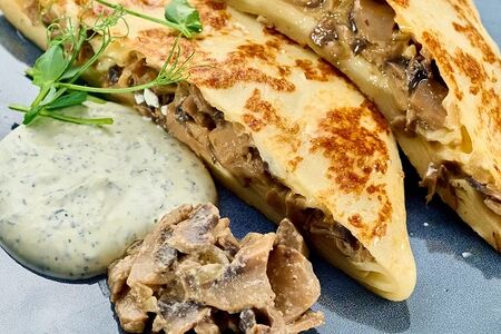 Блин с грибным жюльеном и сыром