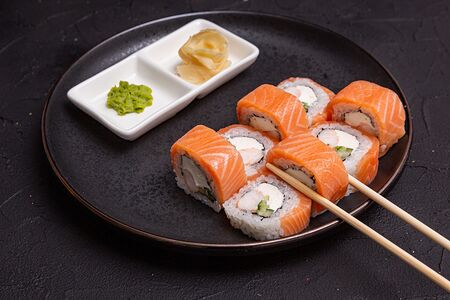 Ролл филадельфия с креветкой и огурцом