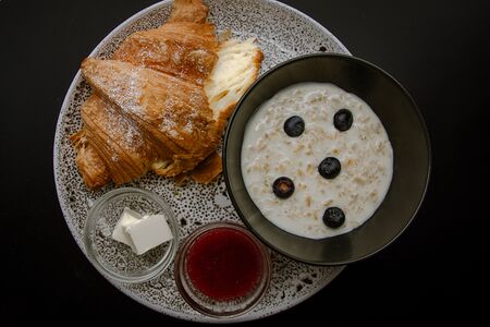 Завтрак с овсяной кашей и круассаном