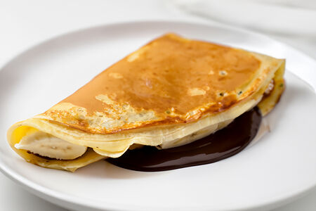 Блин Банан с шоколадным сиропом