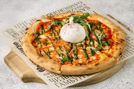 Буррата с рукколой и песто