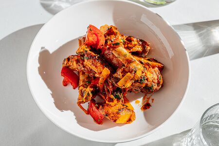 Жареные свиные ребра с овощами