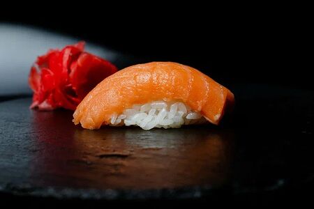 Суши с лососем