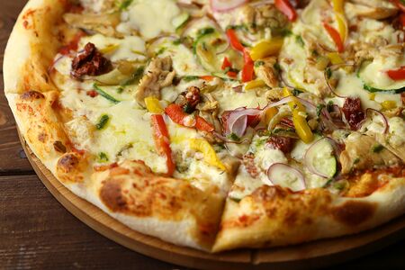 Пикантная пицца с курицей, овощами и песто