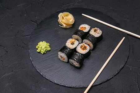 Классический ролл с мидиями