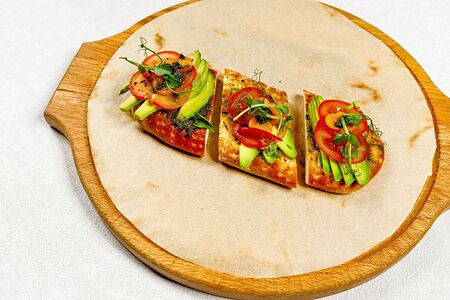 Брускетта овощная с томатами, авокадо, базиликом и физалисом