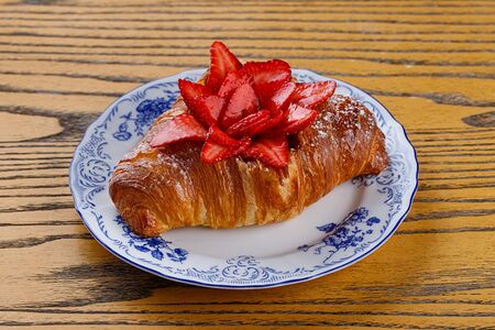 Круассан с клубникой и ванильным кремом