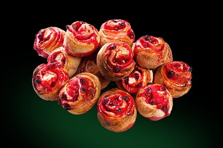 Рулетики с брусникой