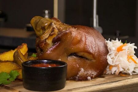 Запеченная свиная рулька