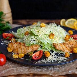 Салат цезарь с курицей