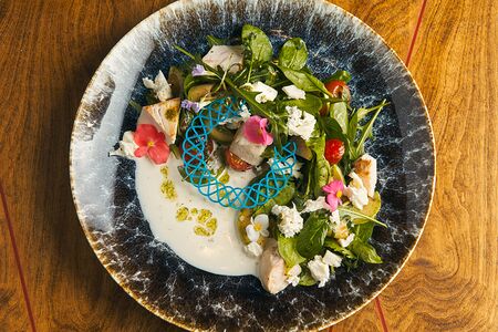 Салат с курицей и моцареллой