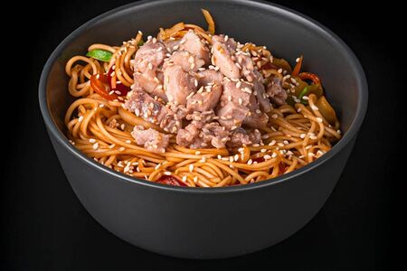 Яичная лапша с курицей в устричном соусе