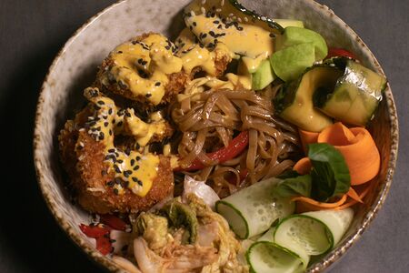 Боул с креветками темпура и гречневой лапшой