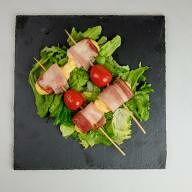 Шашлычок из креветок с беконом