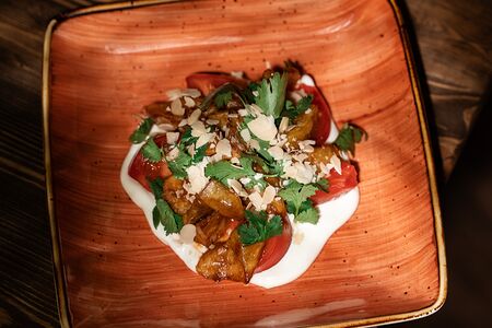 Салат с хрустящими баклажанами