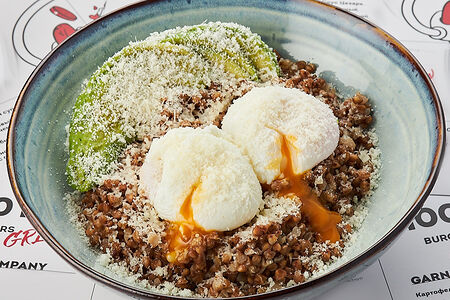 Греча с авокадо, яйцом-пашот и пармезаном