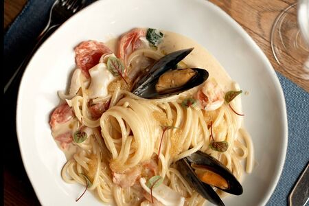 Лингвини с морепродуктами в сливочном соусе