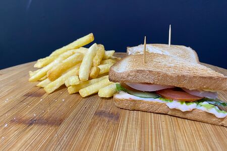 Сэндвич с ветчиной и сыром и картошкой фри