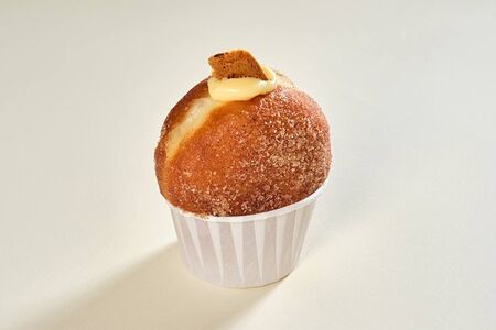 Пончик с заварным кремом