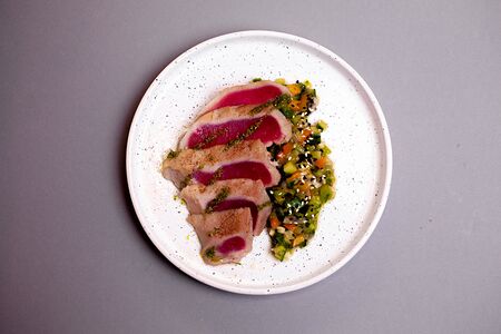 Стэйк из тунца с огуречной сальсой