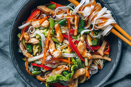 Вок с рисовой лапшой и курицей