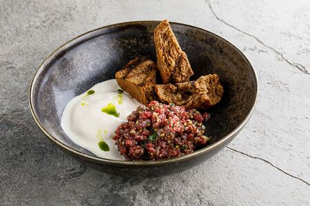 Тар-тар из говядины с копченой сметаной