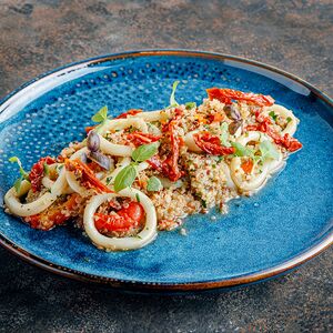 Кальмар с киноа и соусом чимичурри