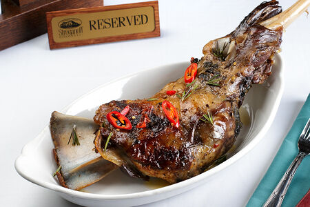 Запеченная баранья лопатка в ароматных травах и специях