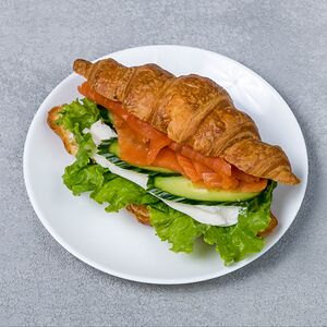 Круассан с семгой и сливочным сыром