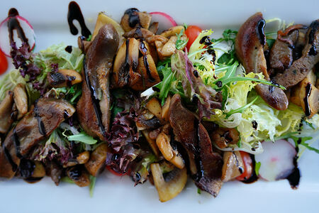 Теплый салат с куриной печенью