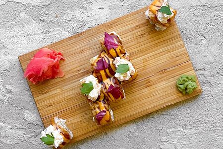 Ролл с креветкой темпура и спайси соусом